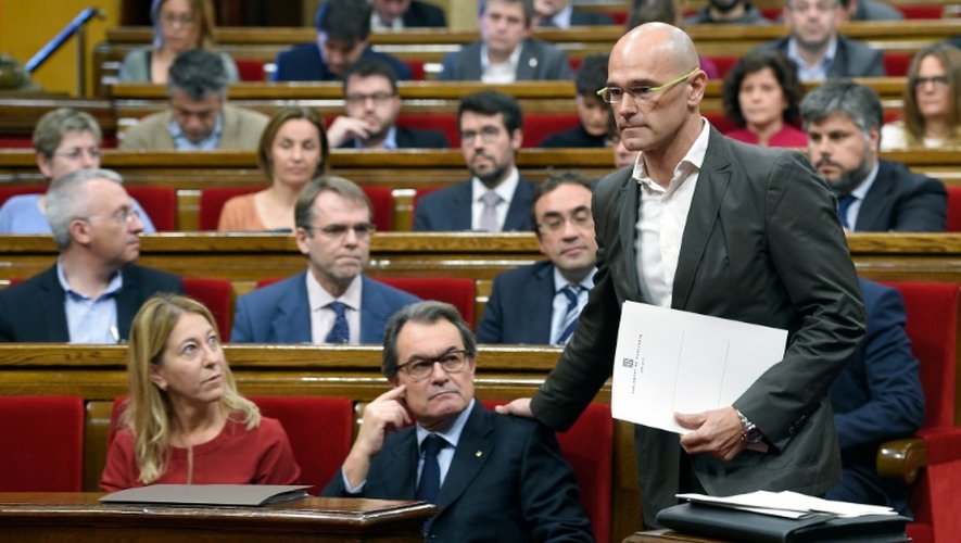 Raul Romeva, tête de liste de la coalition indépendantiste Junts pel Si (D) et le président catalan sortant Artur Mas, le 9 novembre 2015 au Parlement de Catalogne à Barcelone