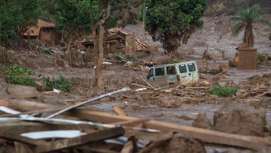 Le village de Bento Rodrigues touché par un tsunami de déchets miniers boueux après la rupture d'un barrage de la compagnie Samarco, le 8 novembre 2015 au Brésil