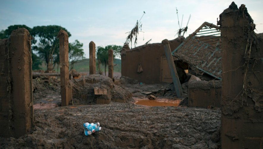 Le village de Bento Rodrigues touché par un tsunami de déchets miniers boueux après la rupture d'un barrage de la compagnie Samarco, le 8 novembre 2015 au Brésil