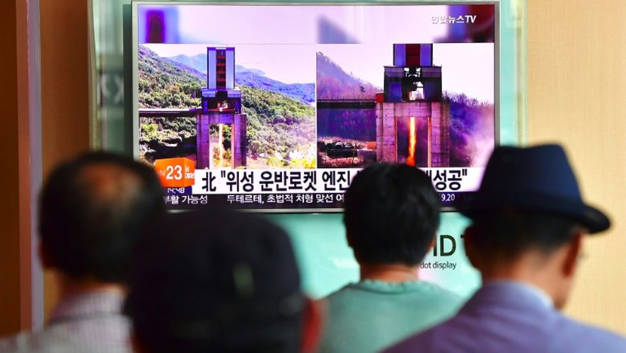 Des Sud-Coréens regardent à la télévision dans une gare de Séoul des images du dernier test de la Corée du Nord d'un nouveau et puissant moteur de fusée, le 20 septembre 2016