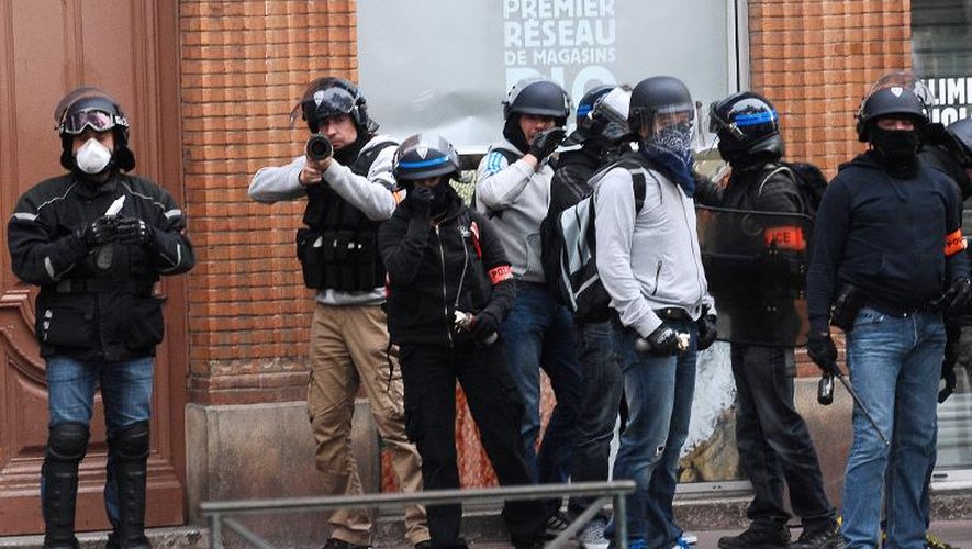 Des policiers anti-émeutes lors des heurts avec des manifestants à Toulouse, le 8 novembre 2014