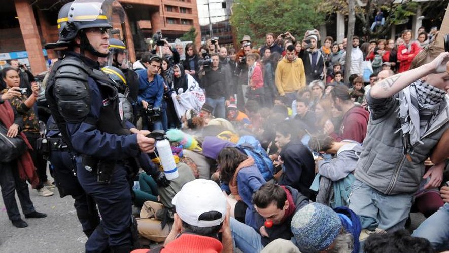 Un policier asperge des manifestants de gaz lacrymagène à Toulouse le 8 novembre 2014