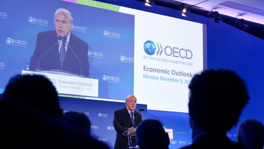 Le secrétaire général de l'OCDE, Angel Gurria, présente se prévisions de croissance mondiale, le 9 novembre 2015 à Paris