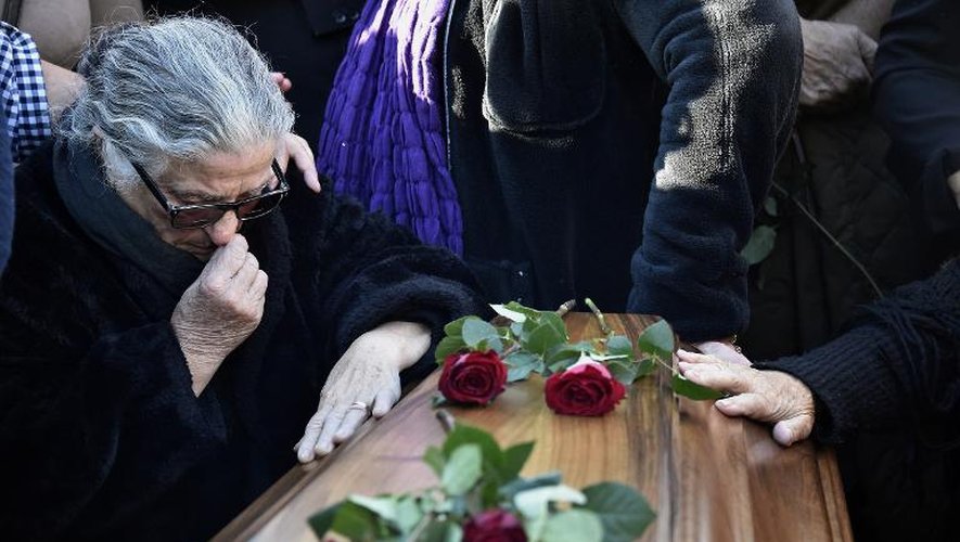 Une membre de la famille de Manitas de Plata se recueille sur le cercueil du légendaire guitariste, le 8 novembre 2014 au cimetière de Grammont, à Montpellier