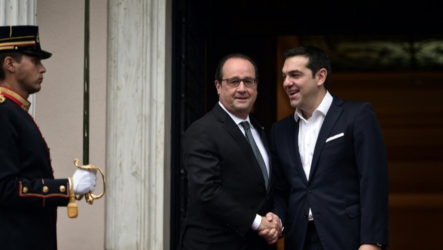 Le Premier ministre grec Alexis Tsipras (D) reçoit le président français Francois Hollande (G) à Athènes, le 23 octobre 2015