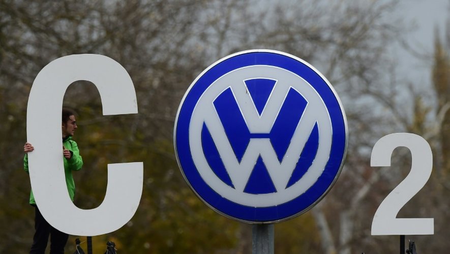 Détournement du logo de Volkswagen par Greenpeace, à Wolfsbourg, le 9 novembre 2015