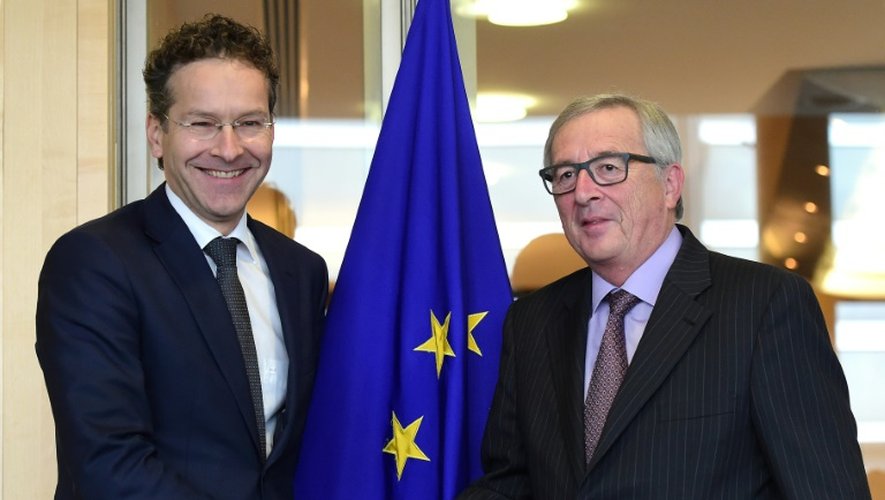 Le président de la Commission européenne Jean-Claude Juncker (D) acceuille le président de l'Eurogroupe Jeroen Dijsselbloem (G) à Bruxelles, le 9 novembre 2015