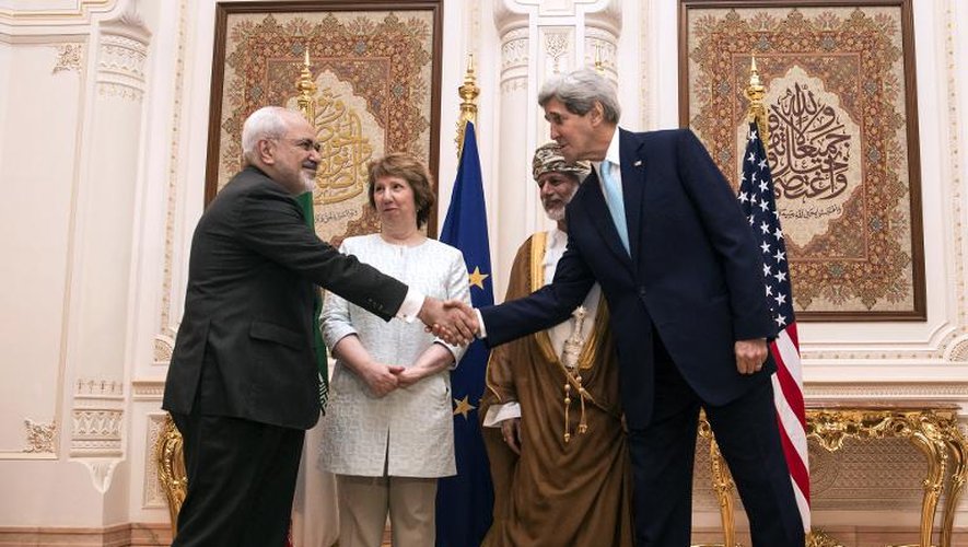 Le Secrétaire d'Etat américain John Kerry (d) rencontre son homologue iranien Javad Zarif (g), aux côtés du ministre omanais des Affaires étrangères Youssef ben Alaoui (2e d) et de l'ex-chef de la diplomatie européenne Catherine Ashton à Mascate, le 9 novembre 2014
