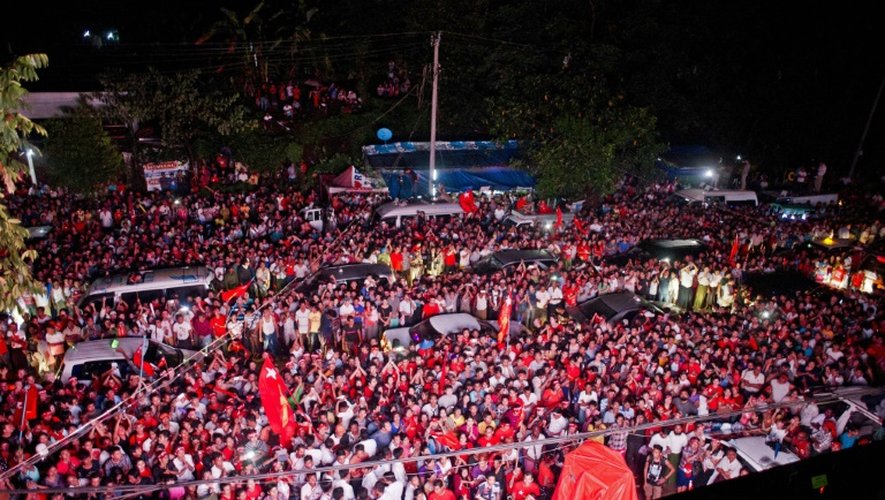 Des partisans d'Aung San Suu Kyi rassemblés le 9 novembre 2015 devant le siège de la LND à Rangoun