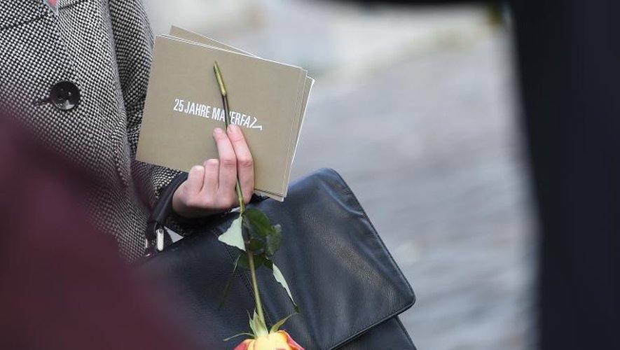 Une invitée, une rose à la main, des commémorations marquant le 25e anniversaire de la chute du Mur à Berlin, le 9 novembre 2014