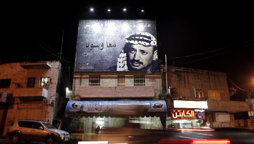 Un portrait géant de l'ancien leader palestinien Yasser Arafat dans les rues de Beit Hanina, près de Jérusalem, le 3 novembre 2014
