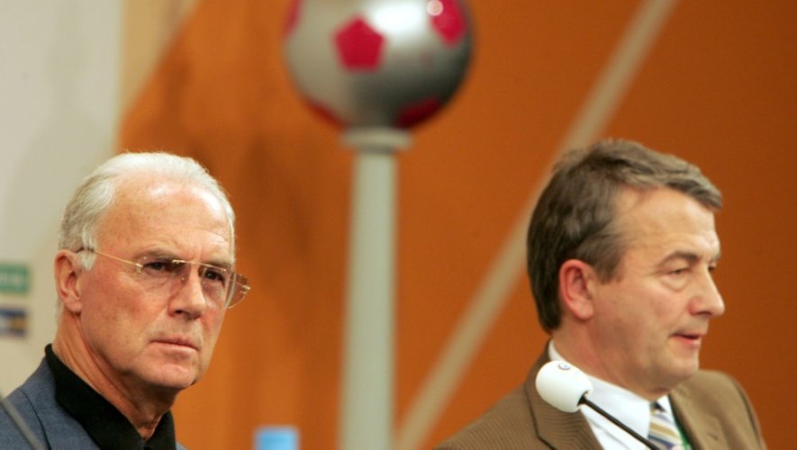 Franz Beckenbauer (g), président du Comité allemand d'Organisation du Mondial-2006 en Allemagne et Wolfgang Niersbach, vice président, le 7 décembre 2005 à Leipzig