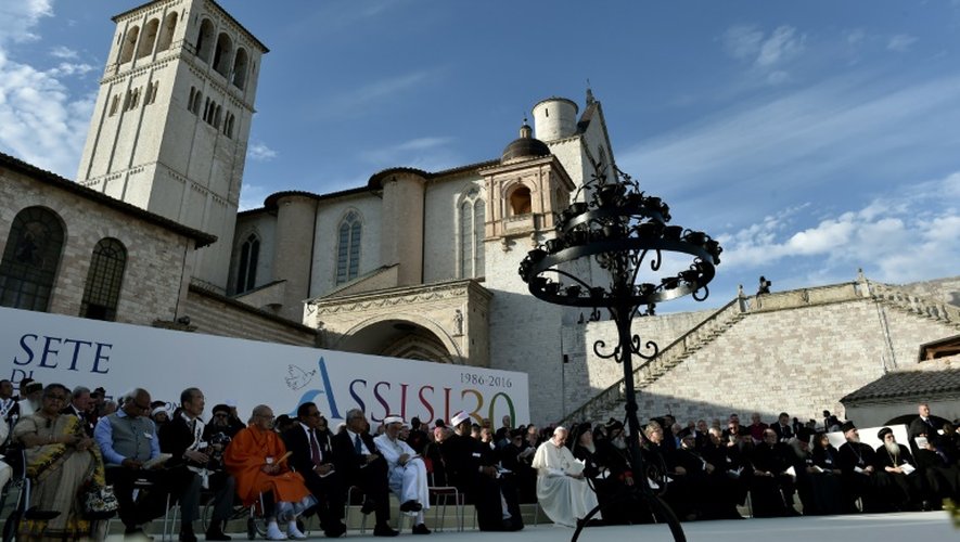 Le pape François (au c.) et des autorités religieuses du monde entier prient pour la paix à Assise, en Italie, le 20 septembre 2016