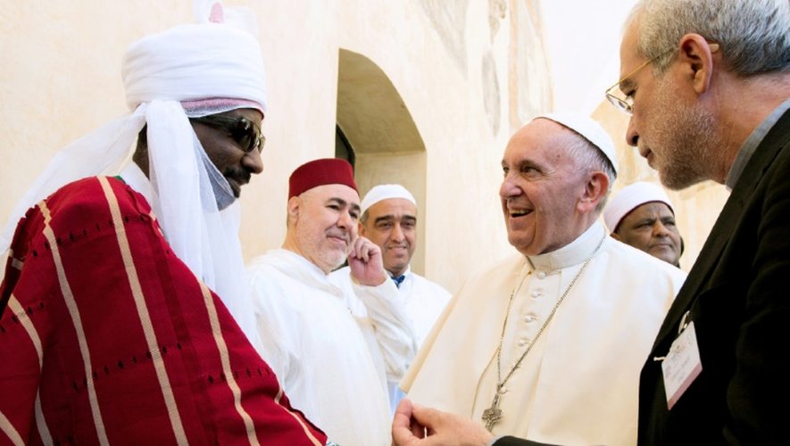 Le pape François à son arrivée à Assise est accueilli par des dignitaires d'autres grandes religions, le 20 septembre 2016