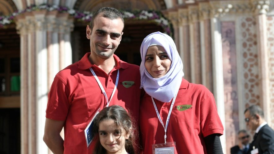 Les réfugiés syriens Mohanad Zanboua, son épouse Nour et leur fille Maria, devant la Basilique Saint-François, le 20 septembre 2016 à Assise où ils ont déjeuné avec le pape et d'autres réfugiés