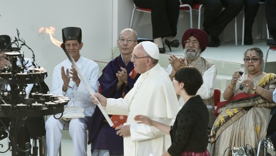 Le pape François et des dignitaires du monde entier lors de la cérémonie de clôture des 30èmes rencontres interreligieuses pour la paix à Assise, en Italie, le 20 septembre 2016