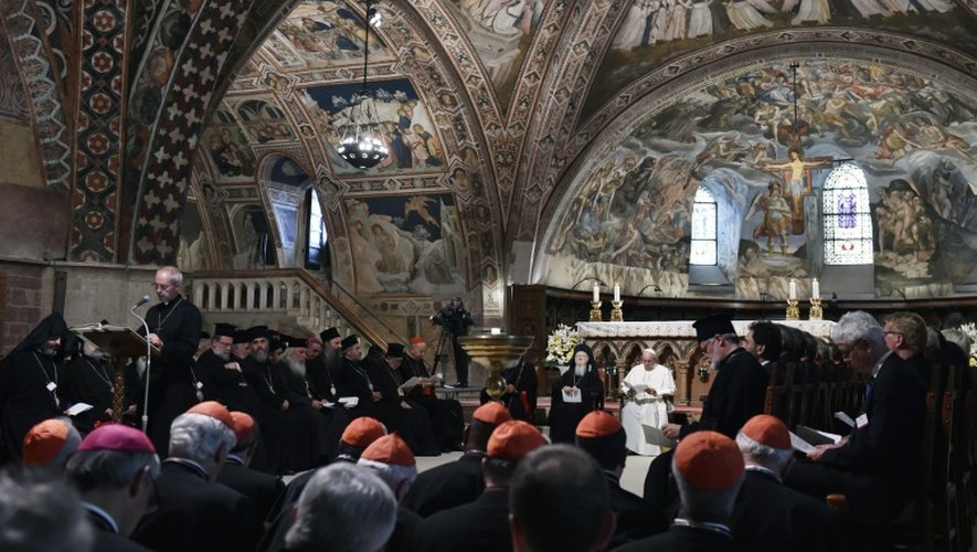 Le pape et des chefs religieux chrétiens dans la basilique Saint-François d'Assise, le 20 septembre 2016 en Italie, lors d'une prière oecuménique où le silence assourdissant de l'indifférence" face aux victimes de guerre