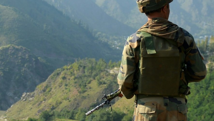 Un soldat indien monte la garde, le 18 septembre 2016, près de la ligne de contrôle (LoC) entre l'Inde et le Pakistan, à Uri