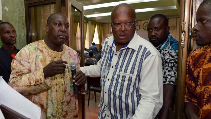 Des chefs de l'opposition burkinabè, Zephirin Diabre (g) et Rock Marc Kabore, lors des négociations sur la charte de la transition", le 8 novembre 2014 à Ouagadougou