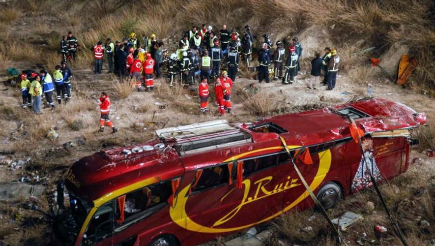 Les équipes de secours autour du car accidenté qui a tué 12 personnes le 9 novembre près de Cieza, dans le sud-est de l'Espagne