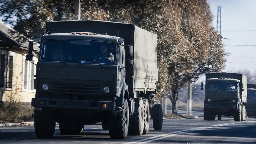 Des véhicules transportant des pièces d'artillerie passent le 9 novembre 2014 dans Makiivka, en Ukraine