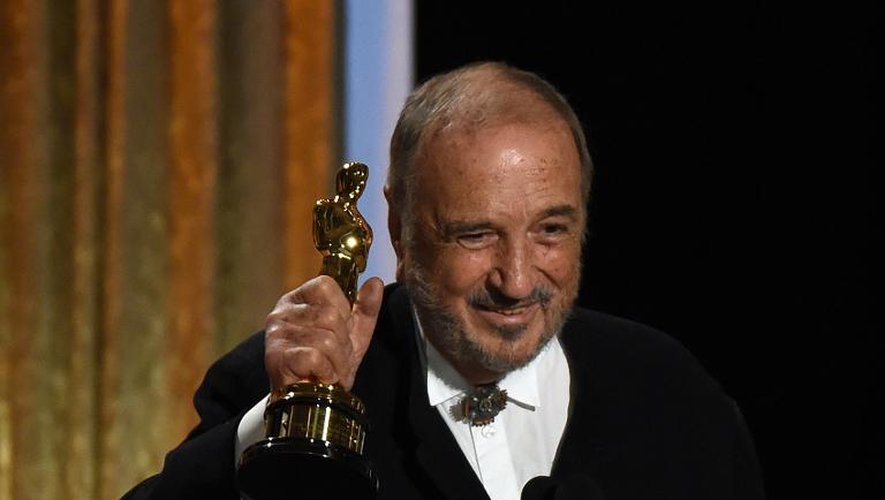 Le scénariste français Jean-Claude Carrière soulève l'Oscar d'honneur qui lui a été remis le 8 novembre 2014 à Hollywood