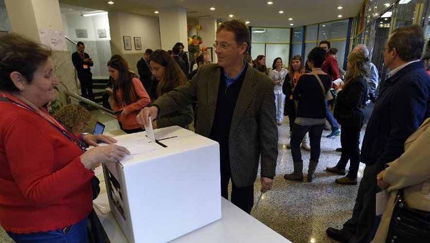 Des personnes votent lors du scrutin sur l'indépendance de la Catalogne, le 9 novembre 2014 à Barcelone