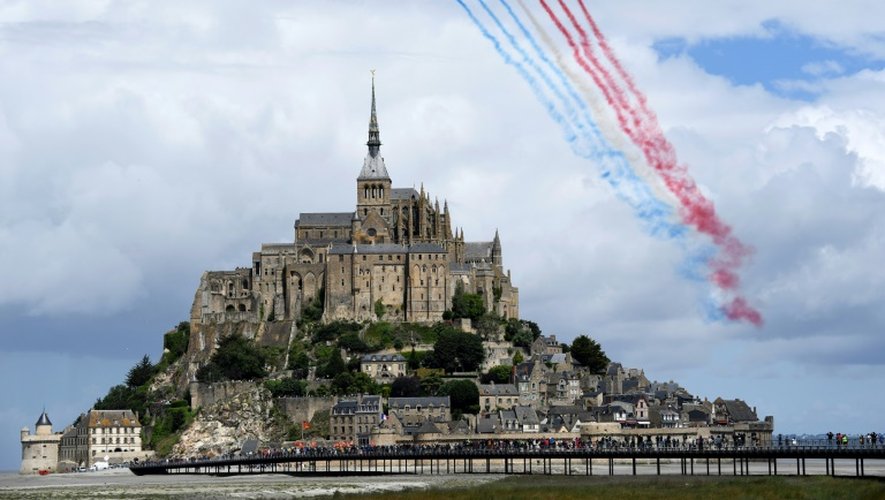 Des Alphajets de la Patrouille de France survolent le Mont-Saint-Michel le 2 juillet 2016