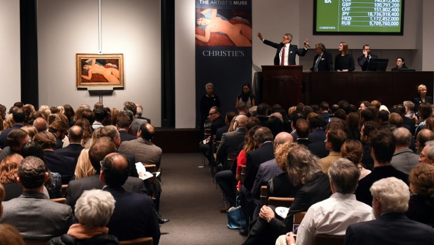 Vue de la salle chez Christie's à New York le 9 novembre 2015 lors de la mise aux enchères du tableau de Modigliani "Nu couché"