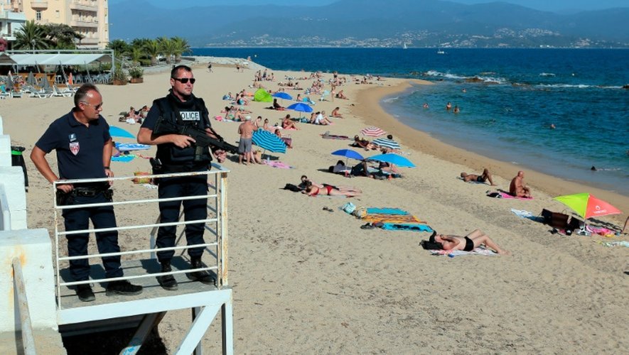 Des policiers surveillent une plage à Ajaccio (Corse) le 1er août 2016