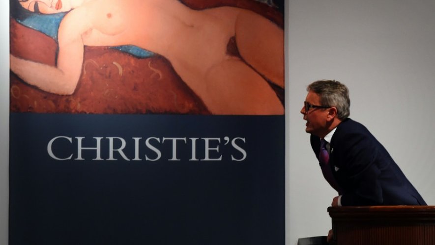 Le commissaire priseur Jussi Pylkkanen mène les enchères pour le tableau de Modigliani "Nu couché" chez Christies à New York, le 9 novembre 2015