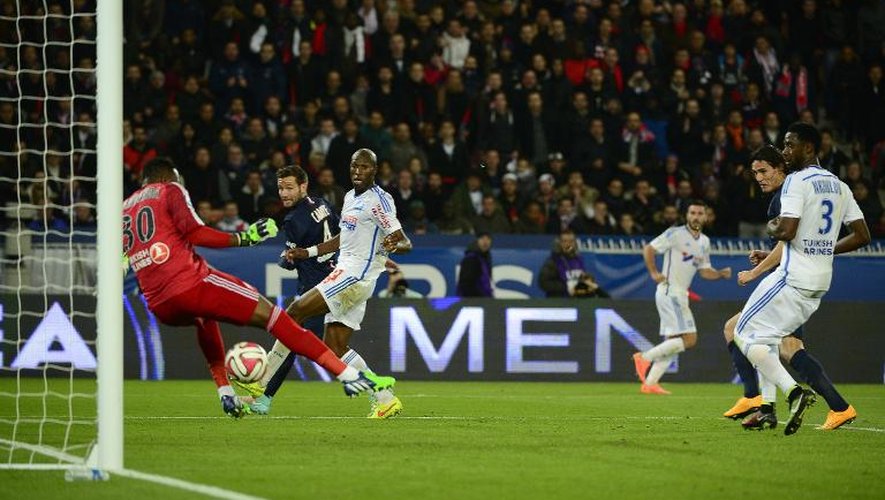 Edinson Cavani du PSG auteur d'un but durant le match de L1 contre Marseille le 9 novembre 2014 au Parc des Princes à Paris