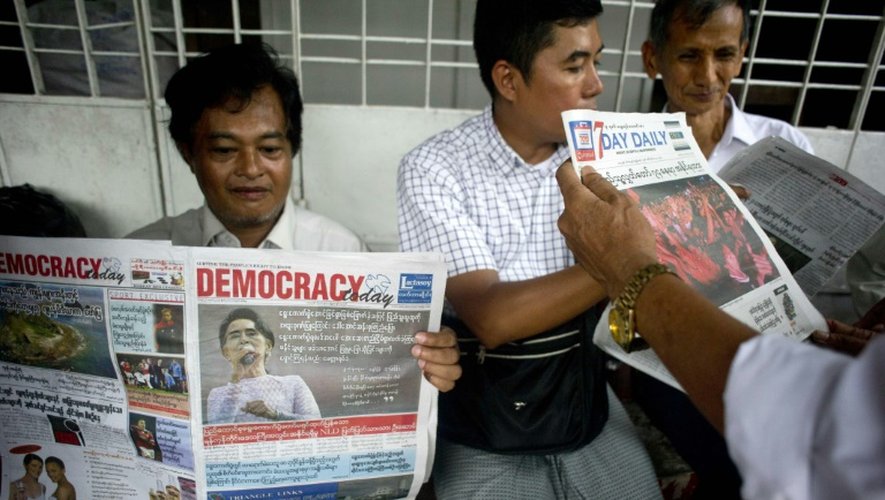 Les partisans d'Aung San Suu Ky lisent les résultats des élections le 10 novembre 2015 dans la presse à Rangoun