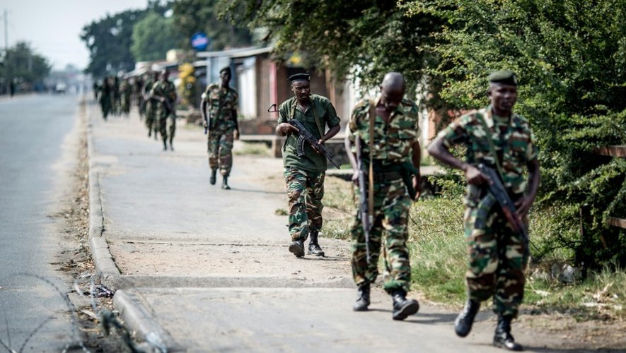 Des soldats burundais se retirent d'un quartier de Bujumbura après une opération de police, le 1er juillet 2016