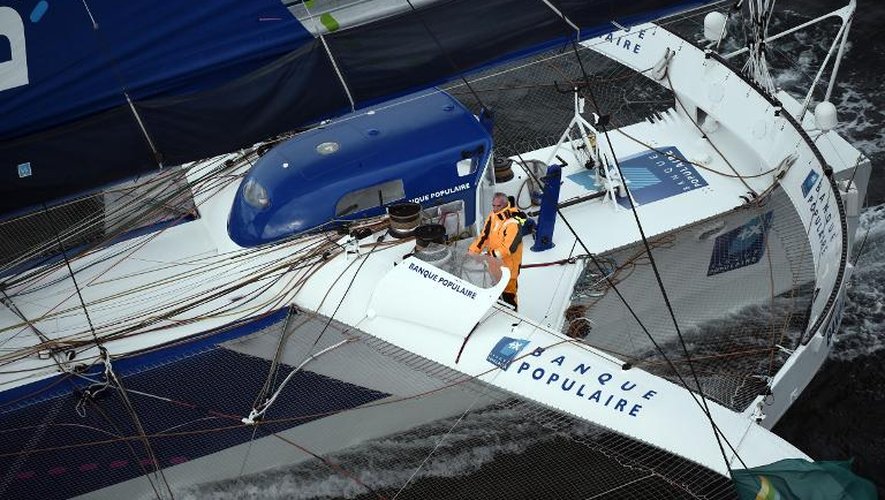 Le skipper français Loïck Peyron à la barre de son trimaran Banque Populaire VII, lors de la 10e édition de la Route du Rhum, le 2 novembre 2014 à Saint-Malo