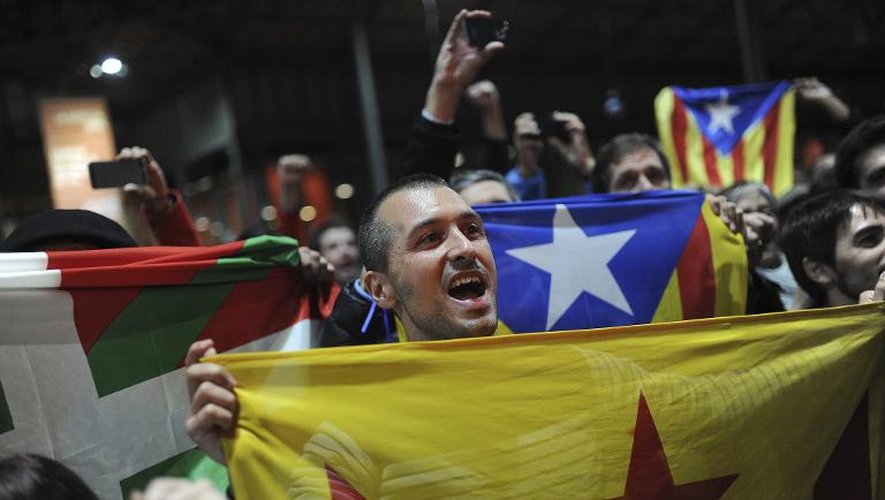 Des partisans de l'indépendance de la Catalogne rassemblés après le vote symbolique, le 9 novembre 2014 à Barcelone