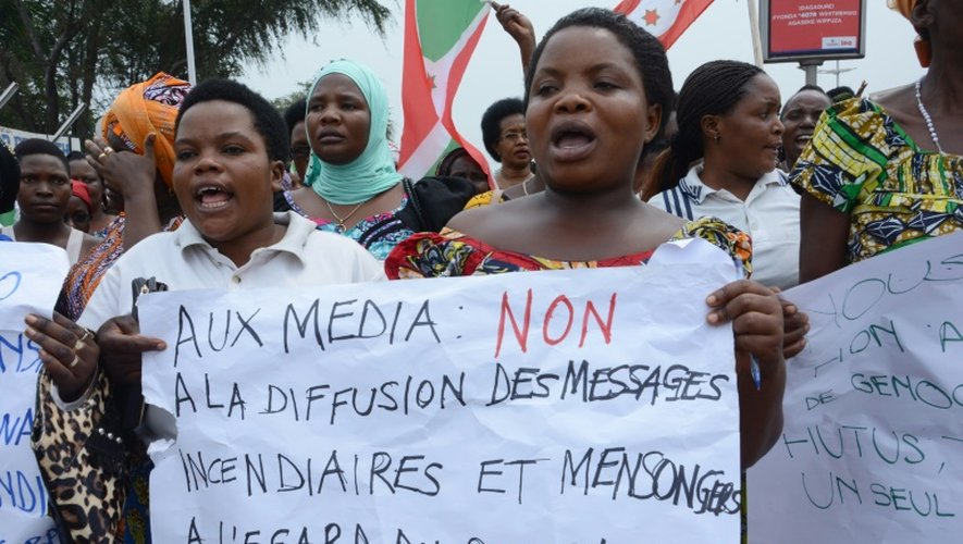 Une femme participe à une manifestation contre l'envoi par l'ONU, d'un contingent de police afin d'examiner la sécurité et la situation des droits de l'homme au Burundi, le 3 septembre 2016, à Bujumbura