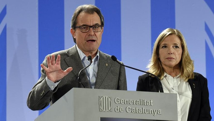 Le président catalan, Artur Mas, accompagné par la vice-présidente Joana Ortega, fait une déclaration après le vote symbolique sur l'indépendance de la Catalogne, le 9 novembre 2014 à Barcelone