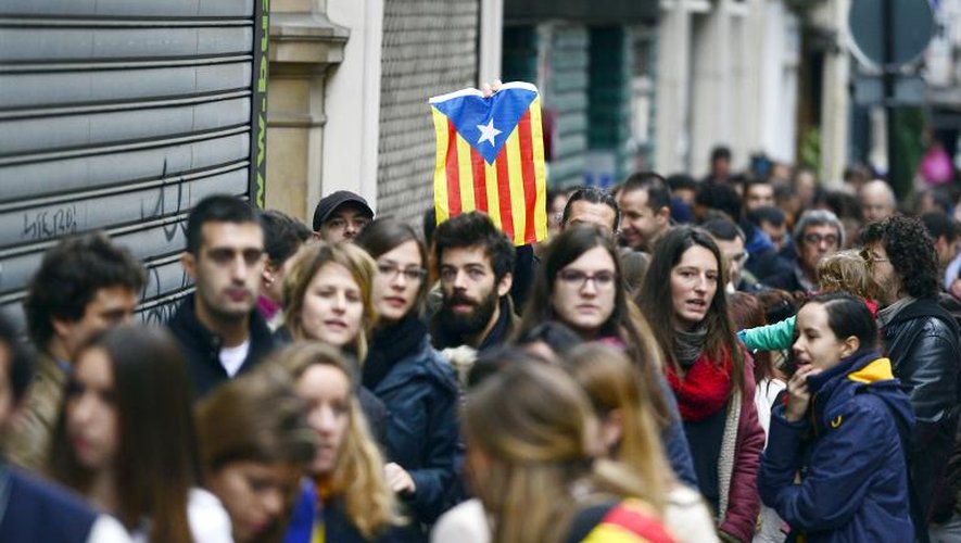 Un drapeau catalan dans la file de personnes attendant pour participer au vote symbolique sur l'indépendance de la Catalogne, le 9 novembre 2014 à Barcelone