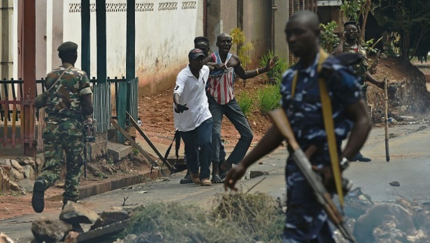 Un opposant au président burundais arrêté par des militaires lors d'une manifestation, le 20 mai 2015 dans la banlieue de Bujumbura