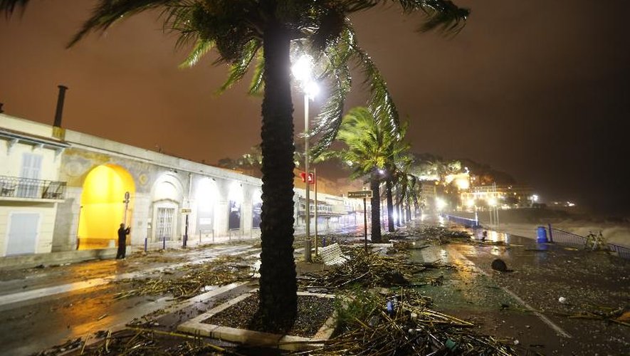La "Promenade des Anglais" jonchée de débris pendant une tempête, le 4 novembre 2014 à Nice, dans les Alpes-Maritimes