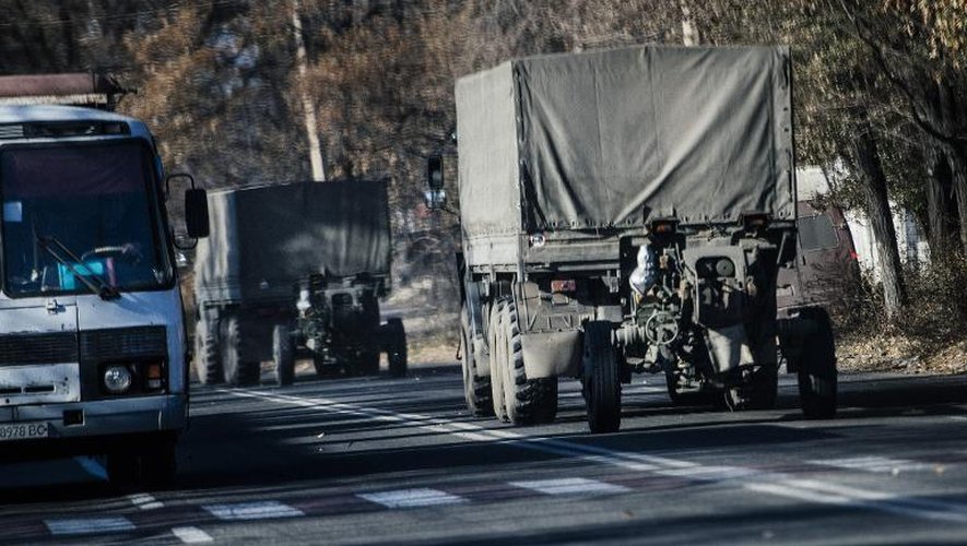 Des camions sans plaque d'immatriculation et tirant des canons, traversent Makiivka, dans l'est de l'Ukraine, le 9 novembre 2014