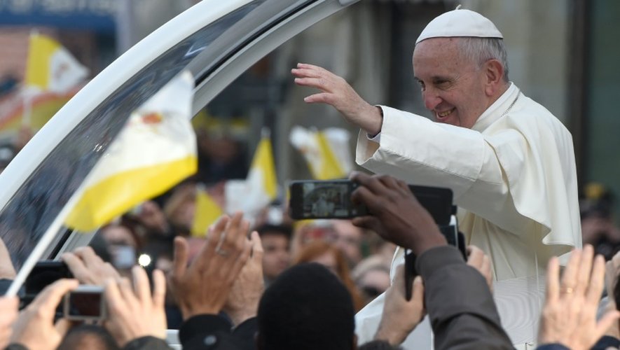 Le pape François acclamé par les fidèles le 10 novembre 2015 à Prato