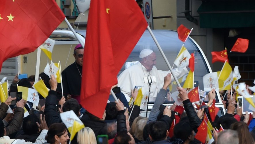 Des drapeaux chinois au passage du pape François le 10 novembre 2015 à Prato