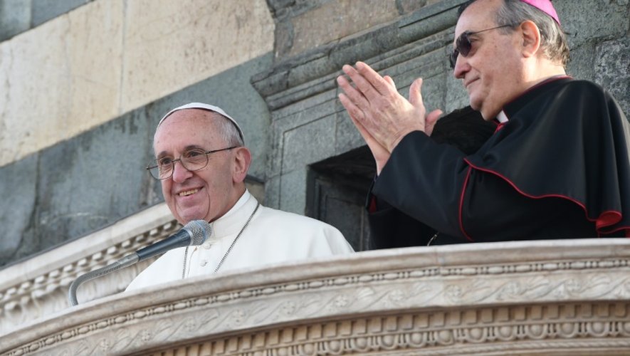 Le pape François et Monseigneur Franco Agostinelli au balcon de la cathédrale le 10 novembre 2015 à Prato
