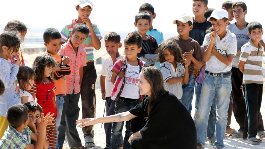 Angelina Jolie visite un camp de réfugiés syriens à Azraq, en Jordanie, le 9 septembre 2016 en sa qualité d'envoyée spéciale pour le Haut commissariat aux réfugiés de l'ONU
