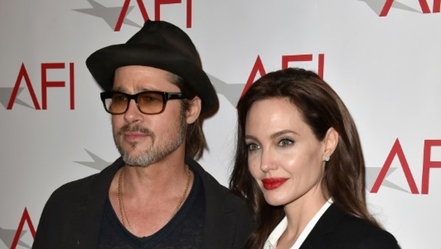 Les acteurs américains Angelina Jolie (d) et Brad Pitt, le 9 janvier 2015 à Beverly Hills, Californie