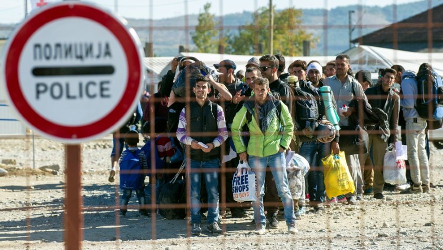Des migrants en provenance de Turquie en attente d'un bus à destination de la Serbie le 9 novembre 2015 à Gevgelija en Macédoine
