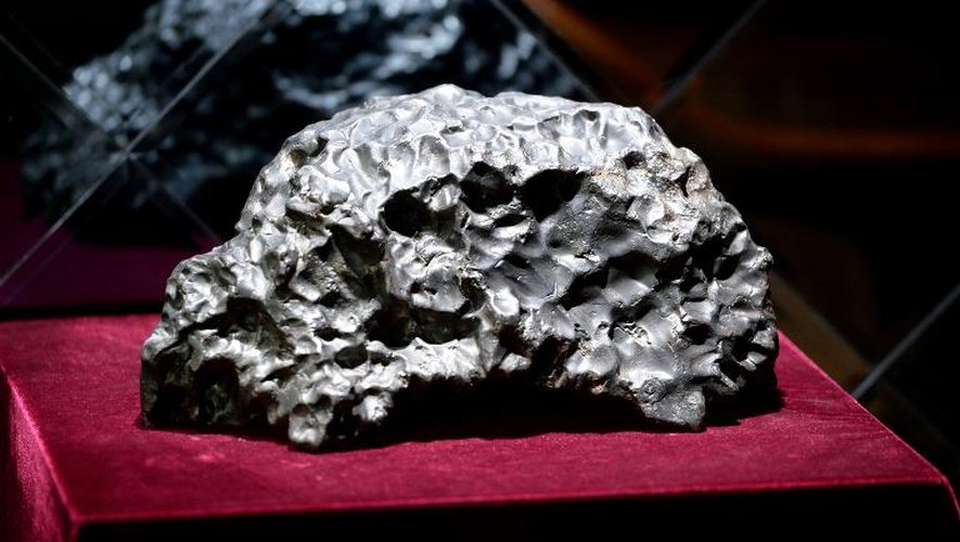 Une des nombreuses météorites de la collection de Tong Xianping exposées à Urumqi, capitale de la vaste région désertique du Xinjiang, dans l'ouest de la Chine, le 19 septembre 2014