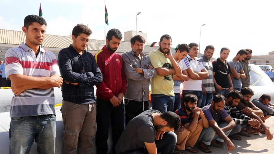 Des migrants arrêtés avant de tenter de traverser la Méditerranée dans un centre de rétention le 4 novembre 2015 à Tripoli